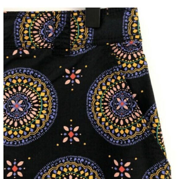 Maeve Black Motif Medallion Abstract City Short - Picture 7 of 12